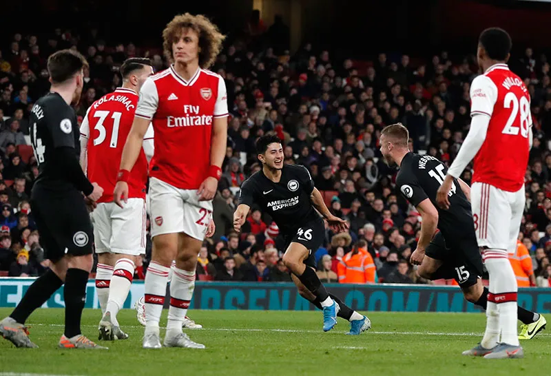 AP Adam Webster celebra su gol contra Arsenal