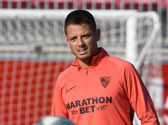 Chicharito en un entrenamiento con Sevilla