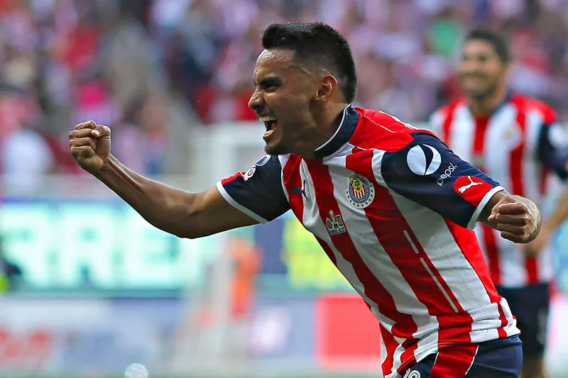 Galiito Vázquez festeja un gol con Chivas en 2017