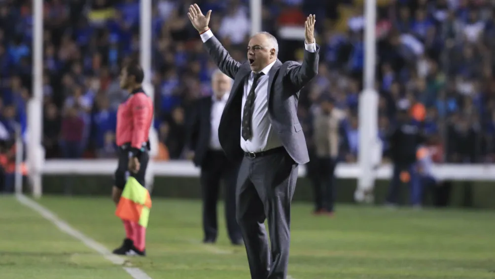 IMAGO7 Memo reclama enojado al árbitro central