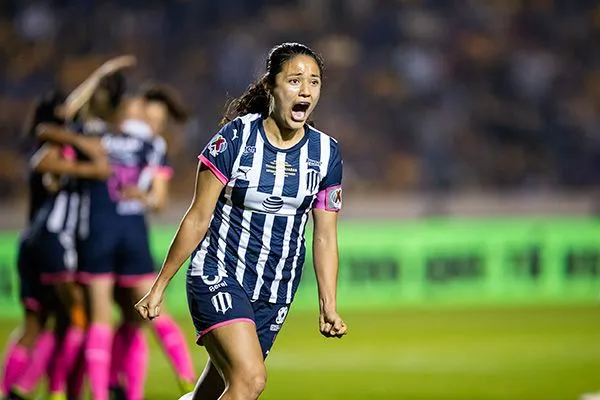 Rebeca Bernal en un partido con Rayadas