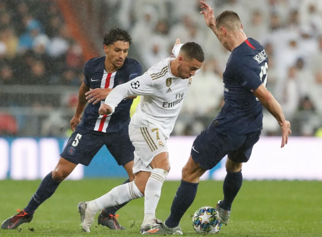 Hazard disputa un balón