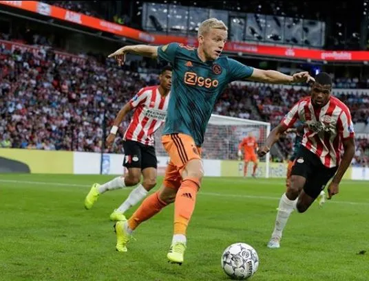 INSTAGRAM @DONNYVDBEEK Donny van de Beek conduce el balón