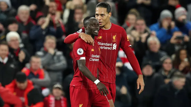 AP Mané celebra un tanto con Virgil van Dijk