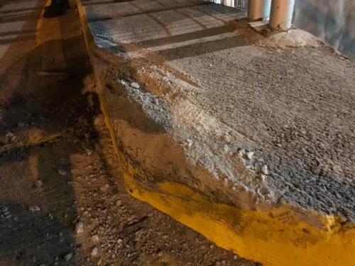 El pedazo de banqueta que terminó roto