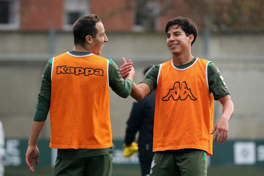 TWITTER @RealBetis Lainez en la práctica con Andrés Guardado