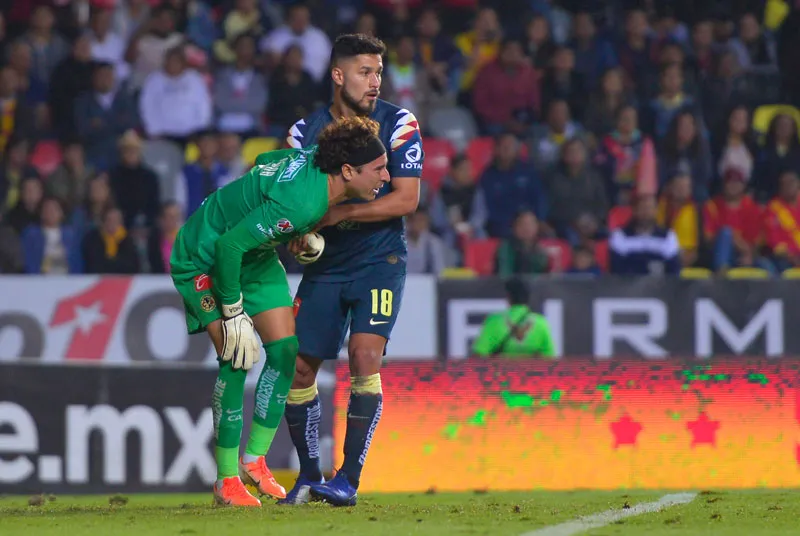 IMAGO7 Bruno Valdez ayuda a levantarse a Memo Ochoa