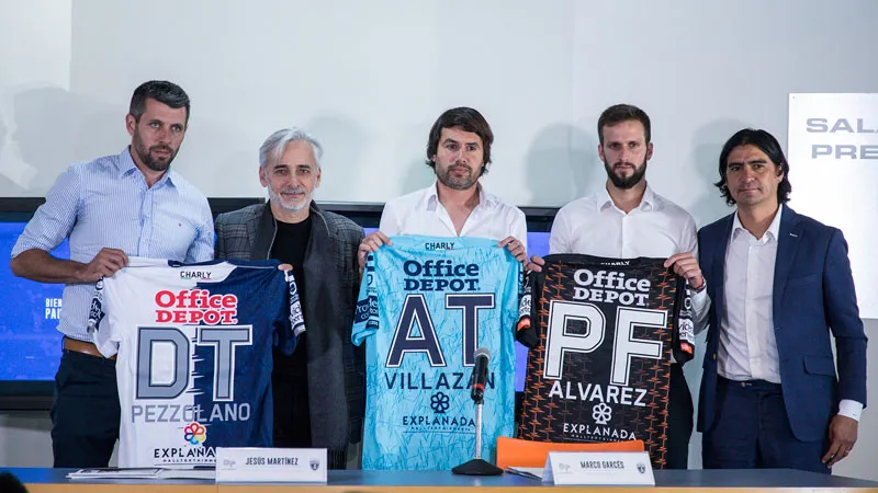 IMAGO7 Paulo Pezzolano posa juntos a su cuerpo técnico