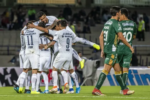 Jugadores Potros se lamentan mientras Pumas festeja