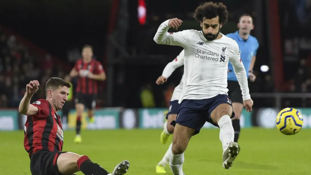 Salah en contra de Mepham en el juego de hoy