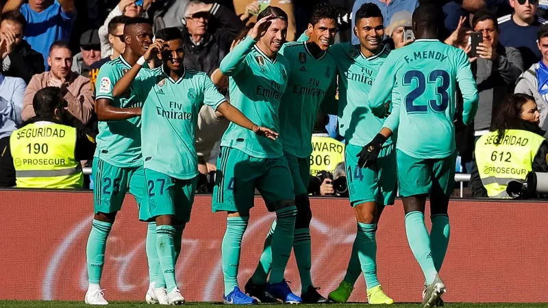 Jugadores merengues celebran el tanto de Varane