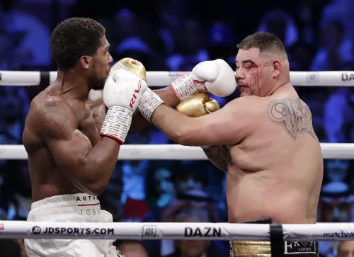 Anthony Joshua le pega a Andy Ruiz en la segunda pelea