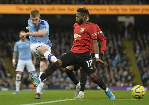 EFE De Bruyne y Fred en acción del Derby