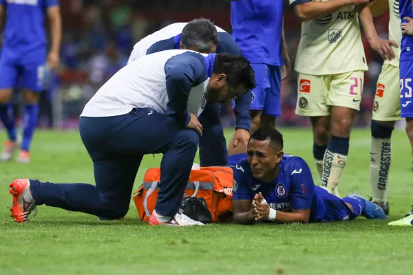 Yoshimar Yotún de Cruz Azul en lamento