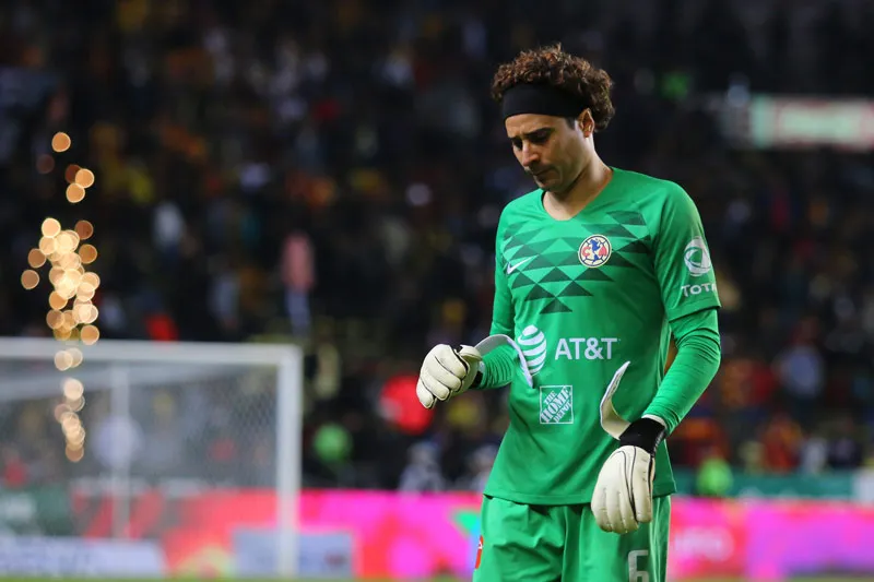 Memo Ochoa, cabizbajo tras la derrota del América ante Morelia