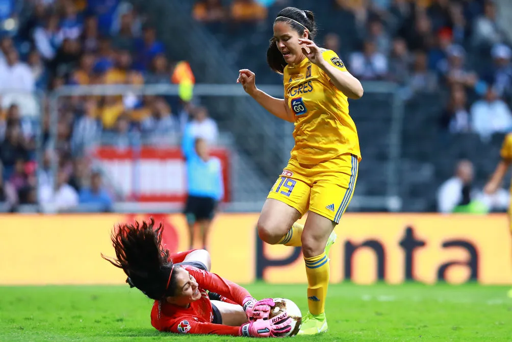 IMAGO7 Claudia Lozoya, figura del partido, vence en mano a mano a Blanca Solís