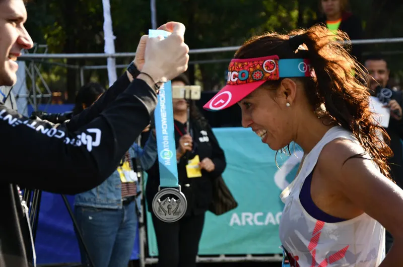 La mexicana Isabel Oropeza recibiendo su medalla
