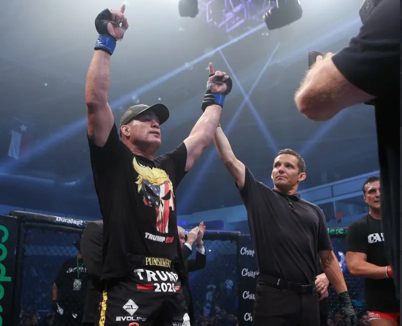Tito Ortiz festeja tras vencer al Patrón