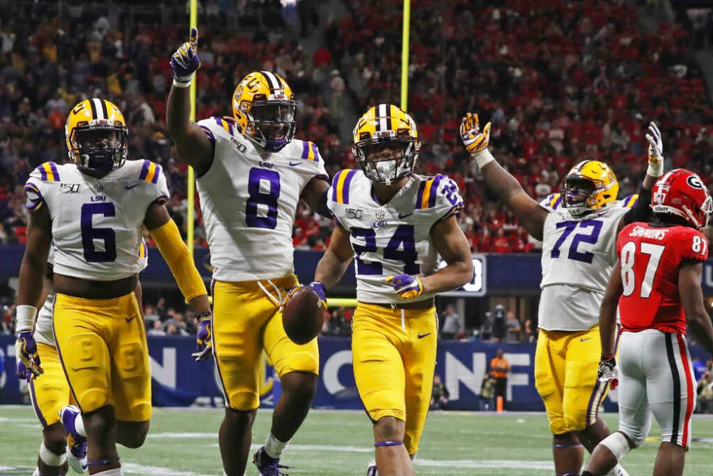 Jugadores de LSU celebran una victoria
