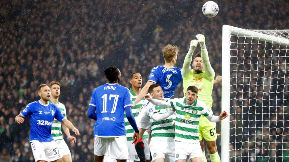 Fraser Forster rechaza el balón