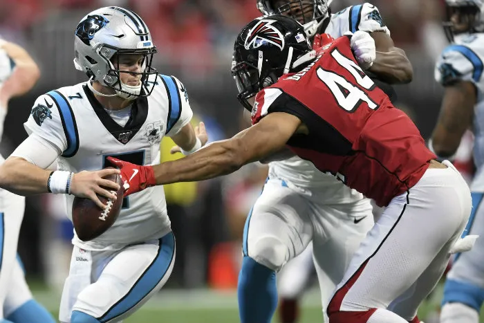 Vic Beasley pelea por el balón