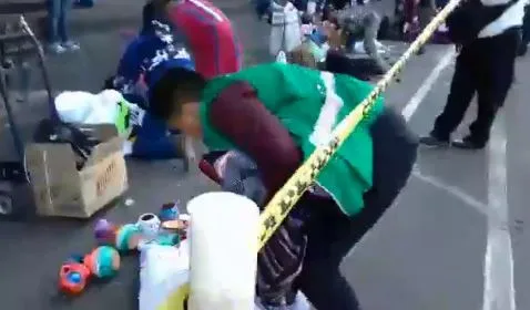 Presunto funcionario recogiendo artesanías