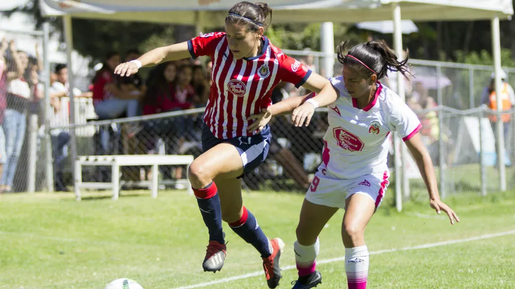 Palafox pelea un balón contra Ayala
