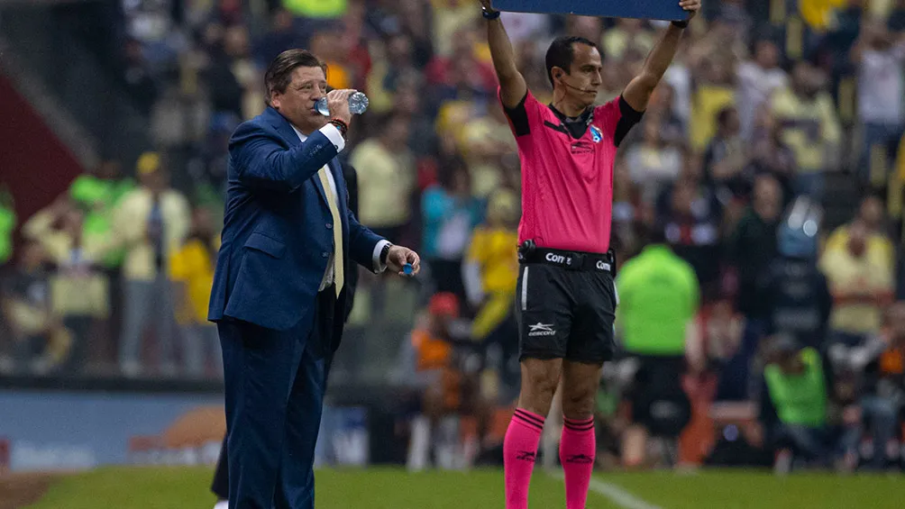 El Piojo toma agua durante el duelo ante Morelia
