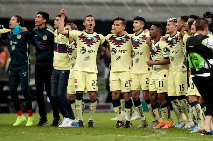 Jugadores festejan con afición