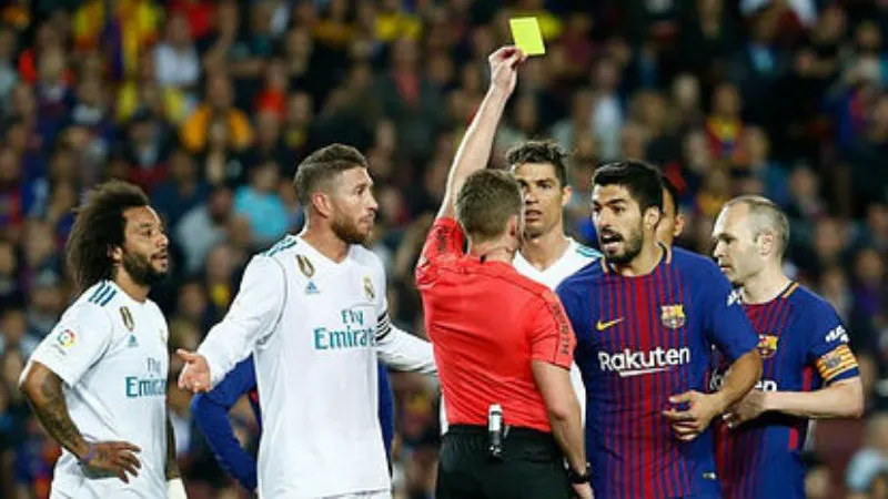 TWITTER @ESPACIOFUTBOL Hernández Hernández en un Clásico Español