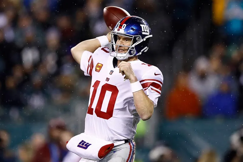AP Eli Manning lanza el balón contra los Eagles