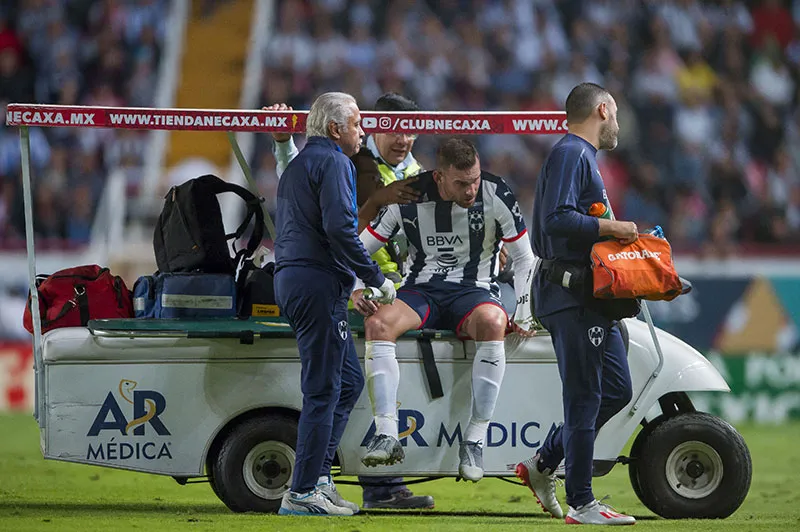 Vincent Janssen deja el campo en el carrito por lesión