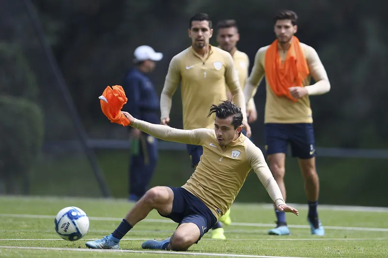 Alan Mozo en una práctica con Pumas