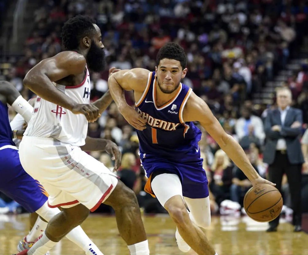 AP Devin Booker deja a un rival en el camino