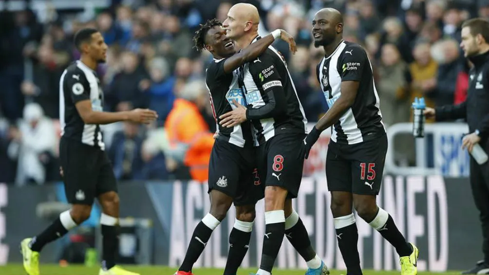 Shelvery festeja con sus compañeros tras anotar un gol