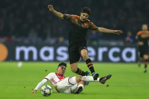 AP Edson Álvarez se barre durante el partido contra el Valencia