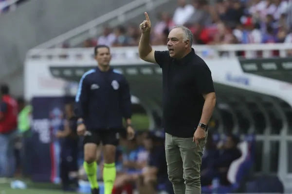 Guillermo Vázquez dirigiendo a Rayos