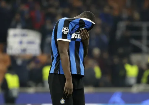 AP Lukaku se lamenta durante el partido