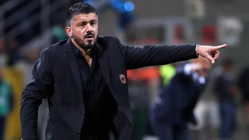 EFE Gennaro da indicaciones a sus jugadores del Milan