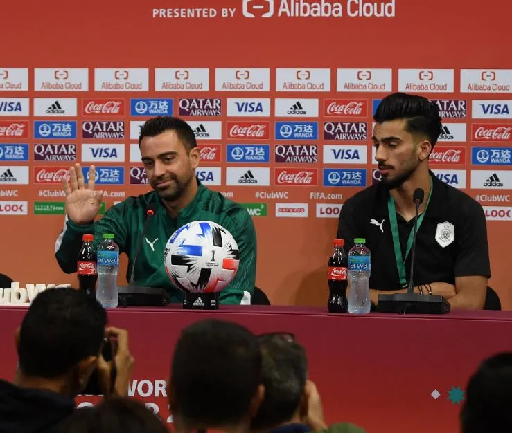 'Tsubasa' colocado en una conferencia de prensa