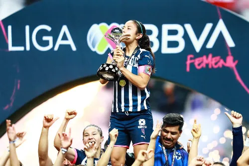 IMAGO7 Rebeca Bernal levanta el título de la Liga MX Femenil