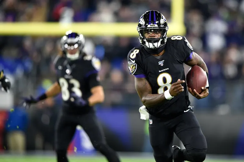 Lamar Jackson corre en un partido de los Ravens