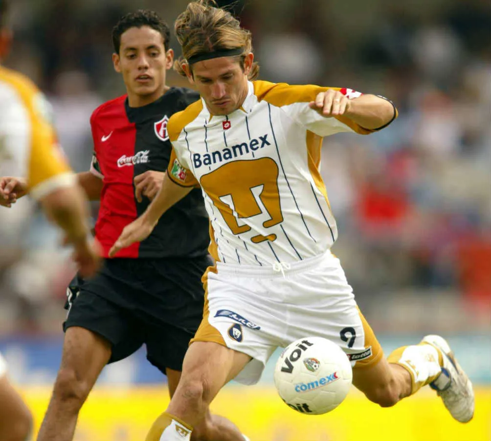 MEXSPORT Mariono disputa un balón ante Atlas