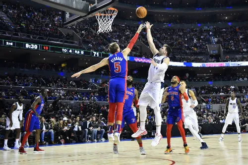 Luka Doncic durante el juego en México vs Pistons