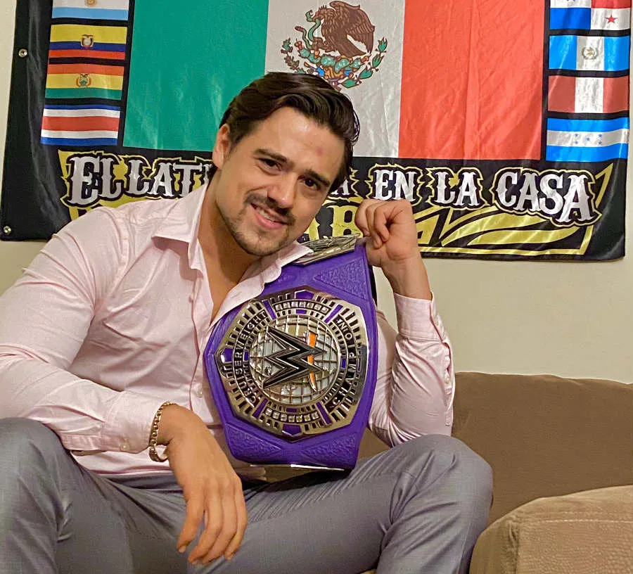 El esteta mexicano presume su nuevo cinturón