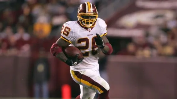 Clinton Portis acarrea el balón en un partido de Redskins