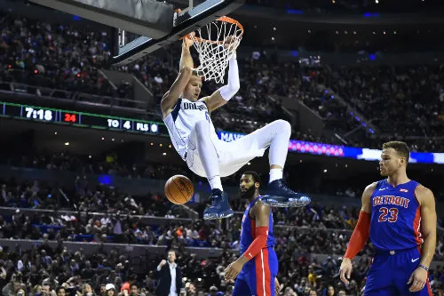 Kristaps Porzingis durante el juego en México vs Pistons