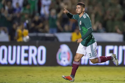 Víctor Guzmán festeja un gol con el Tri