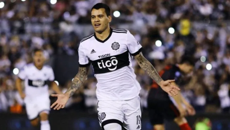 Willy Mendieta festeja un gol con el Olimpia
