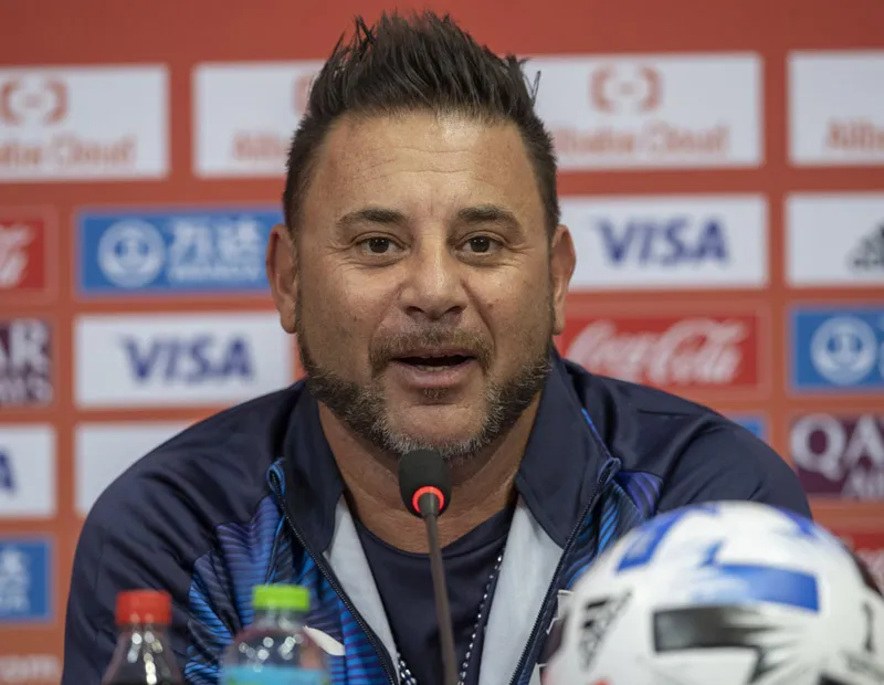 Antonio Mohamed en conferencia de prensa en Qatar
